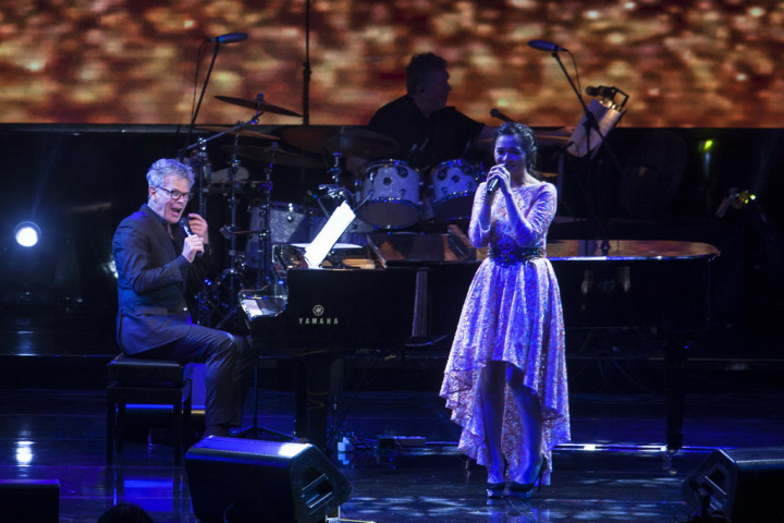 David Foster Seleksi Penyanyi Indonesia via Youtube