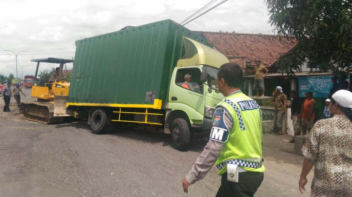 Truk Pengangkut Tepung Terigu Terguling di Jombang