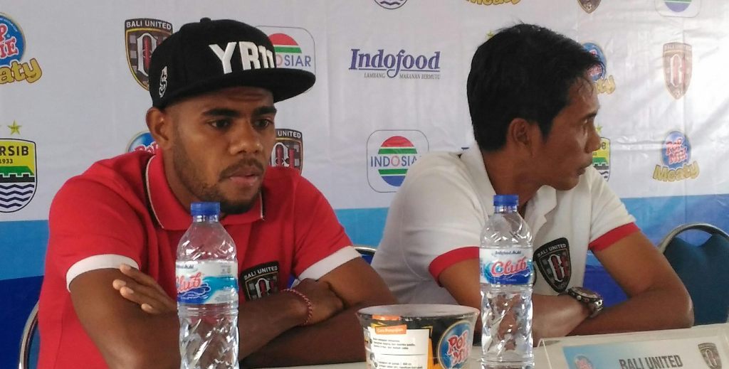Asisten pelatih Bali United I Made Pasek Wijaya (kanan) dan pemain Bali United Yabes Roni Malaifani (Foto: MTVN/ROni)