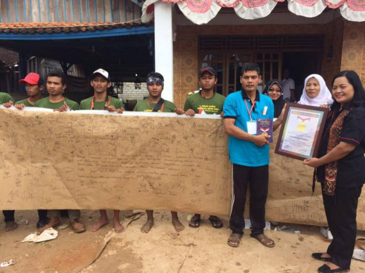 Tanda Tangan yang Tergurat di Sak Semen Berbuah Rekor MURI