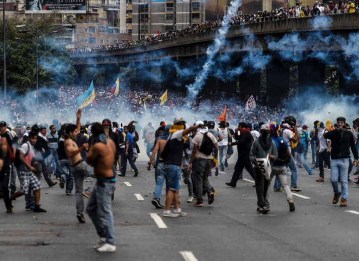 Aparat Venezuela Tembak Mati Satu Demonstran Anti-Pemerintah