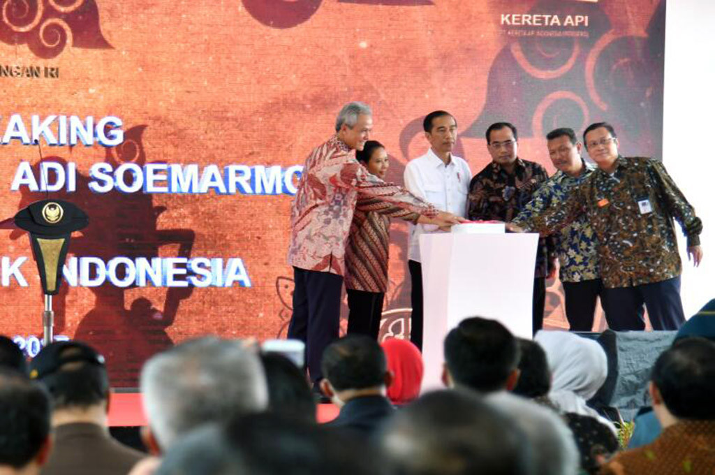 Presiden Joko Widodo didampingi Menteri BUMN Rini Soemarno dan Menteri Perhubungan Budi Karya Sumadi groundbreaking kereta api bandara di Bandara Adi Soemarmo, Boyolali, Jawa Tengah -- Biro Pers Setpres