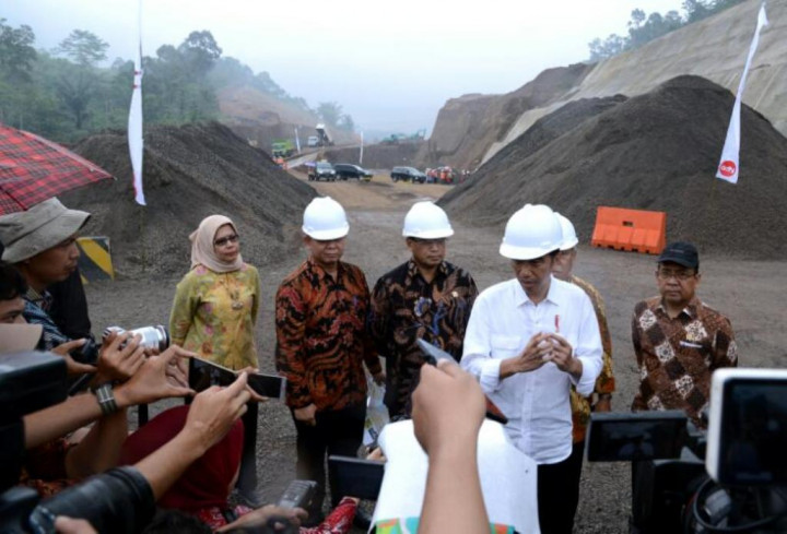 Keputusan MK Tak Menghentikan Jokowi Memangkas Regulasi