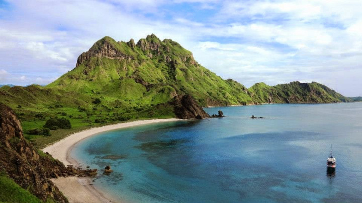 Menikmati Kemolekan Pulau Padar di Taman Nasional Komodo