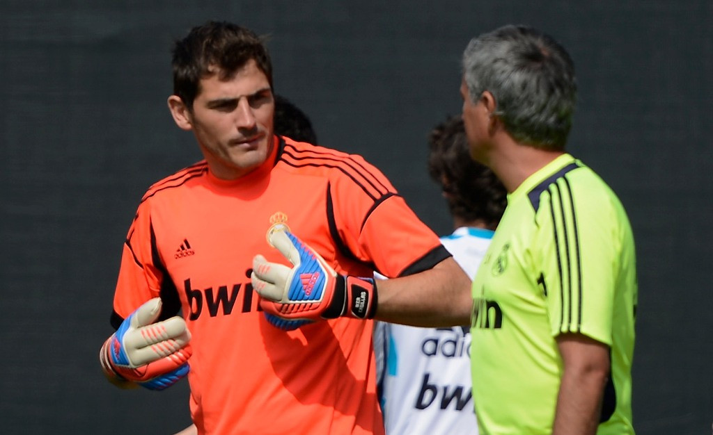 Iker Casillas (kiri) saat berbincang dengan Jose Mourinho (Kanan) (Foto: AFP/Kevork Djansezian)