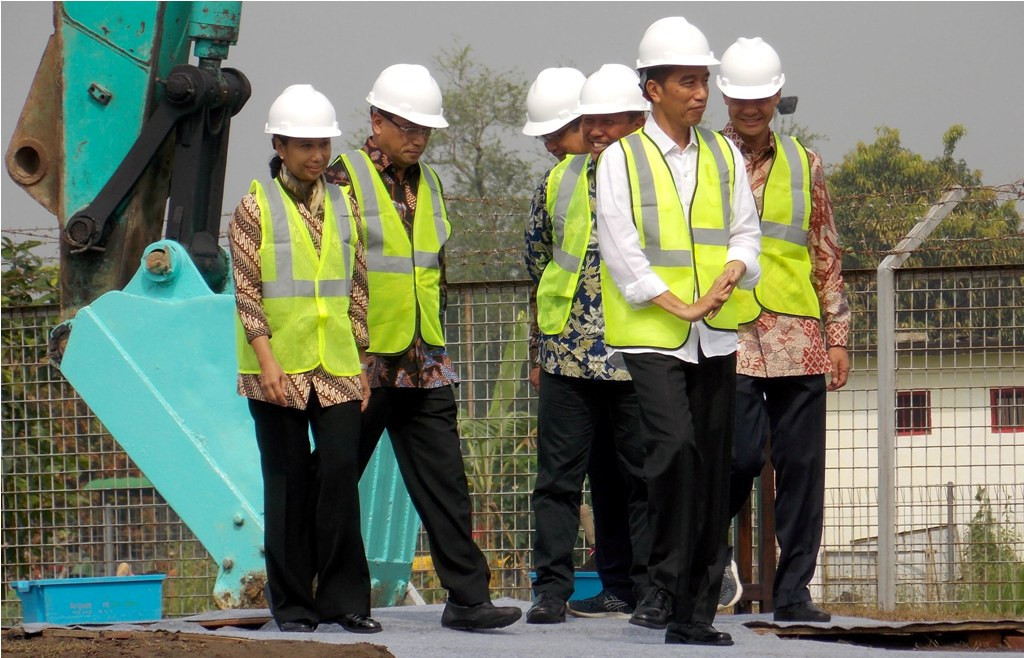 Presiden Joko Widodo didamping Menteri BUMN Rini Soemarno (kiri), Menteri Perhubungan Budi Karya Sumadi (kedua kiri) dan Gubernur Jawa Tengah Ganjar Pranowo (kanan) saat