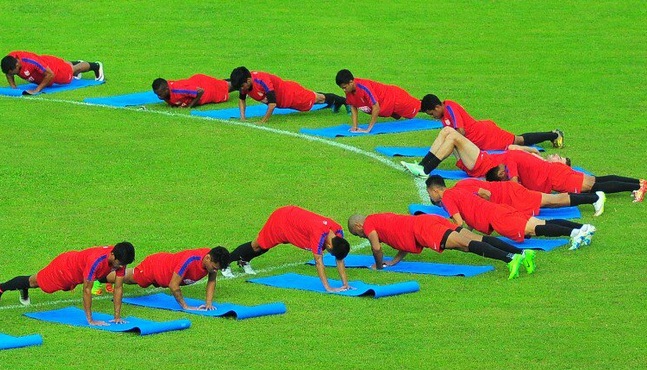 Para pemain PSM Makassar menjalani latihan di Stadion Andi Matalatta (Foto: @PSMKita)