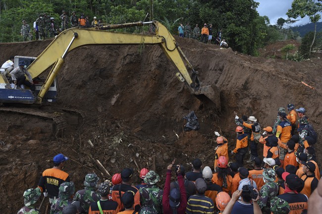 Mensos Tinjau Longsor di Nganjuk
