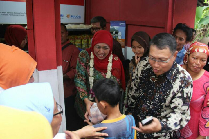 Mensos Bagikan Telur untuk Anak-anak di Nganjuk