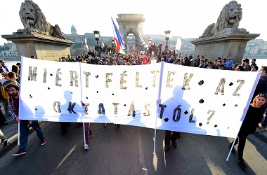 Puluhan Ribu Warga Hongaria Protes RUU Universitas Asing