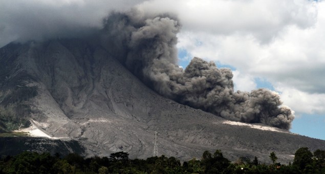 Sinabung Erupsi 18 Kali Disertai Luncuran Awan Panas