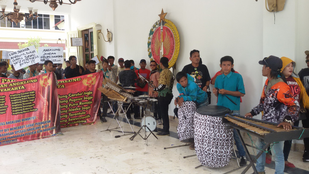 Para Seniman memainkan angklung sambil amenyuarakan tuntutan kepada anggota DPRD Daerah Istimewa Yogyakarta. (Metrotvnews.com/Patricia Vicka)