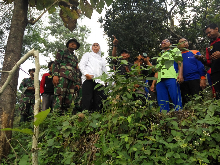 Menumpang Motor Trail, Mensos Turun ke Lokasi Longsor Nganjuk