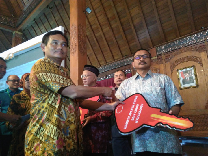 Pemkot Solo Serahkan 1.002 Kunci Kios Pedagang Pasar Klewer