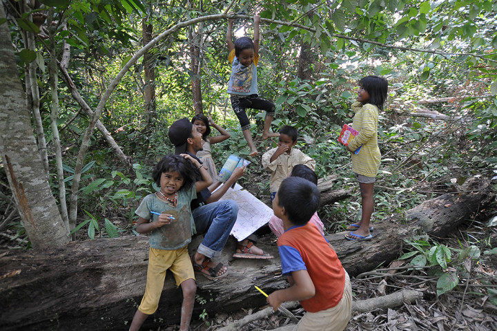 Keceriaan Suku Anak Dalam Belajar di Hutan