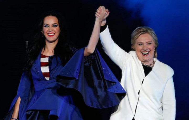 Hillary Clinton jadi Model Sepatu Milik Katy Perry