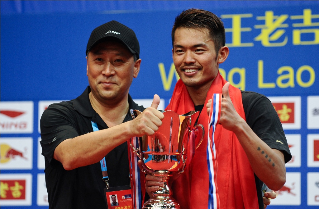 Li Yongbo berpose bersama Lin Dan. (STR / AFP)