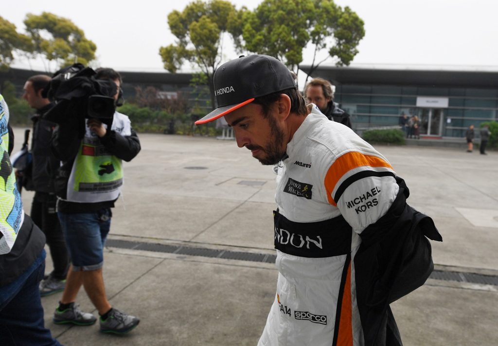 Pembalap Mclaren Honda, Fernando Alonso. (GREG BAKER / AFP)