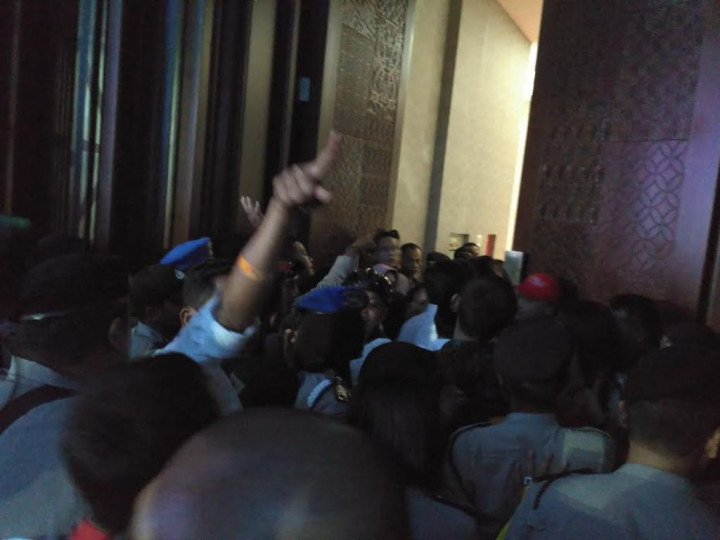 Sejumlah Pendukung Memaksa Masuk ke Ruang Debat