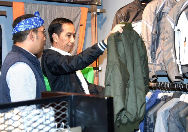 Jokowi Boyong Jaket Kulit Asli Bandung