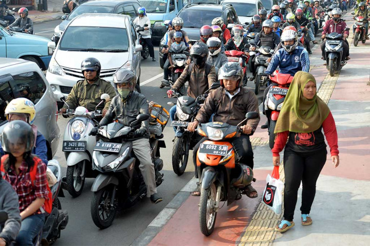 Para Pengendara Motor Ini Rampas Hak Pejalan Kaki