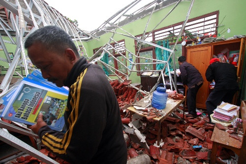 Atap Ruang Kelas Ambruk Merusak Komputer UNBK