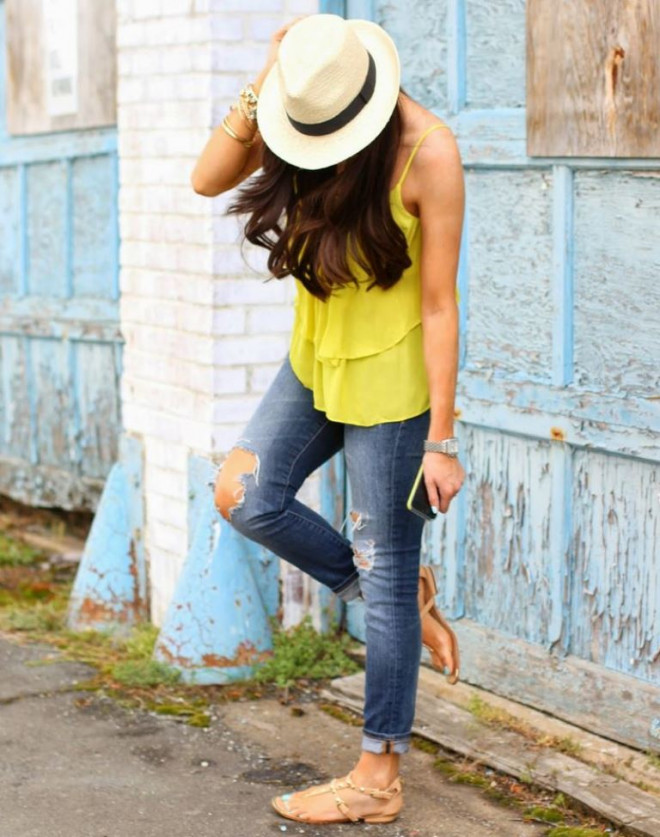 Ripped clothing atau pakaian koyak adalah jenis pakaian yang menonjolkan robekan yang disengaja dimana memberi kesan pemberontak. (Foto: New Fashion Craze)