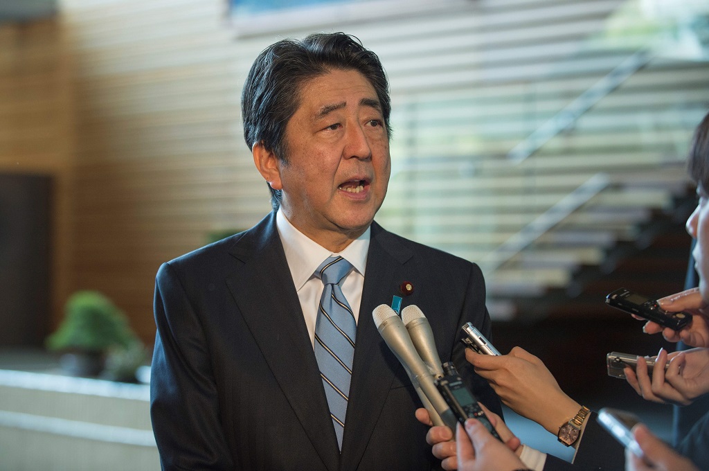 PM Jepang Shinzo Abe berbicara kepada awak media di kediamannya di Tokyo, 5 April 2017. (Foto: AFP/KAZUHIRO NOGI)