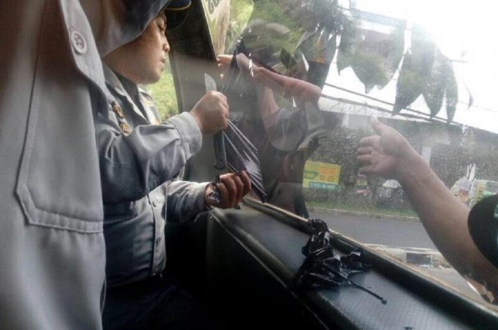 Angkot dengan Kaca Gelap Dirazia