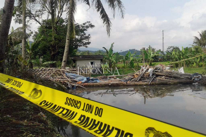 Sebuah Rumah Hancur akibat Ledakan Petasan