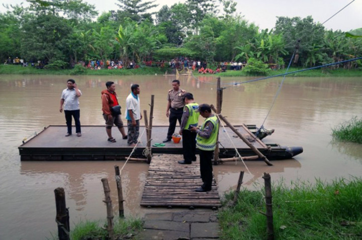 Tujuh Sepeda Motor yang Tenggelam di Gresik Dievakuasi