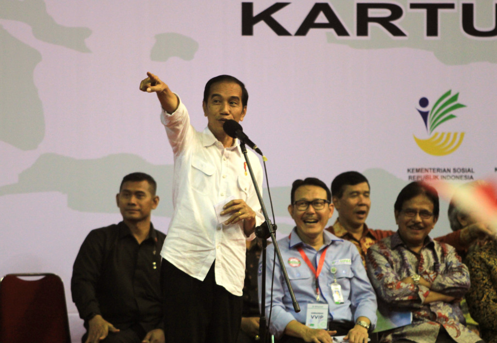 Presiden Joko Widodo saat berdialog dengan warga dalam kunjungannya di Gelanggang Olah Raga Bima, Cirebon, Jawa Barat, Kamis (13/4/2017). Foto: Antara/Dedhez Anggara