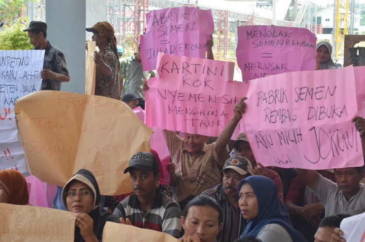 Warga Kecewa Komnas HAM Minta Presiden Hentikan Pabrik Semen di Rembang