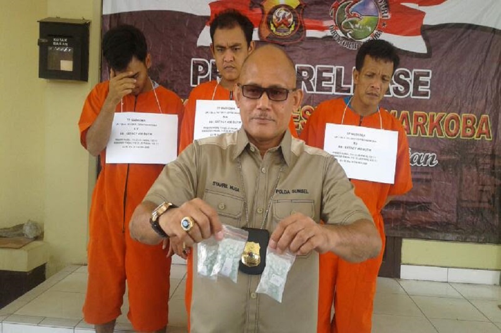 Kasubdit III Direktorat Reserse Narkoba Polda Sumsel menunjukkan barang bukti ekstasi dan penangkapan tiga tersangka, MTVN - Alwi Alim
