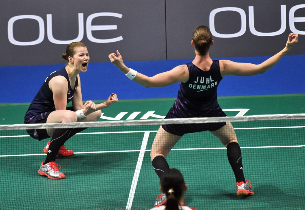 Selebrasi kemenangan ganda putri Denmark, Kamilla Rytter Juhl/Christinna Pedersen. (Roslan RAHMAN / AFP)