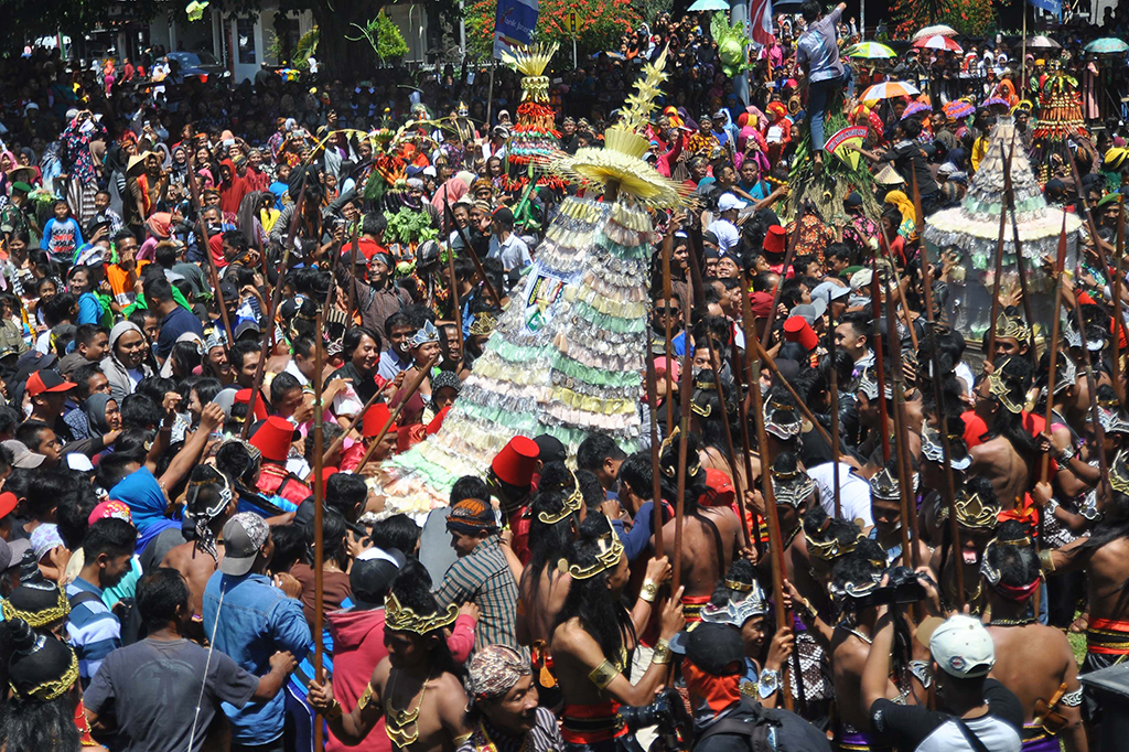 Warga Magelang Berebut Gunungan Getuk