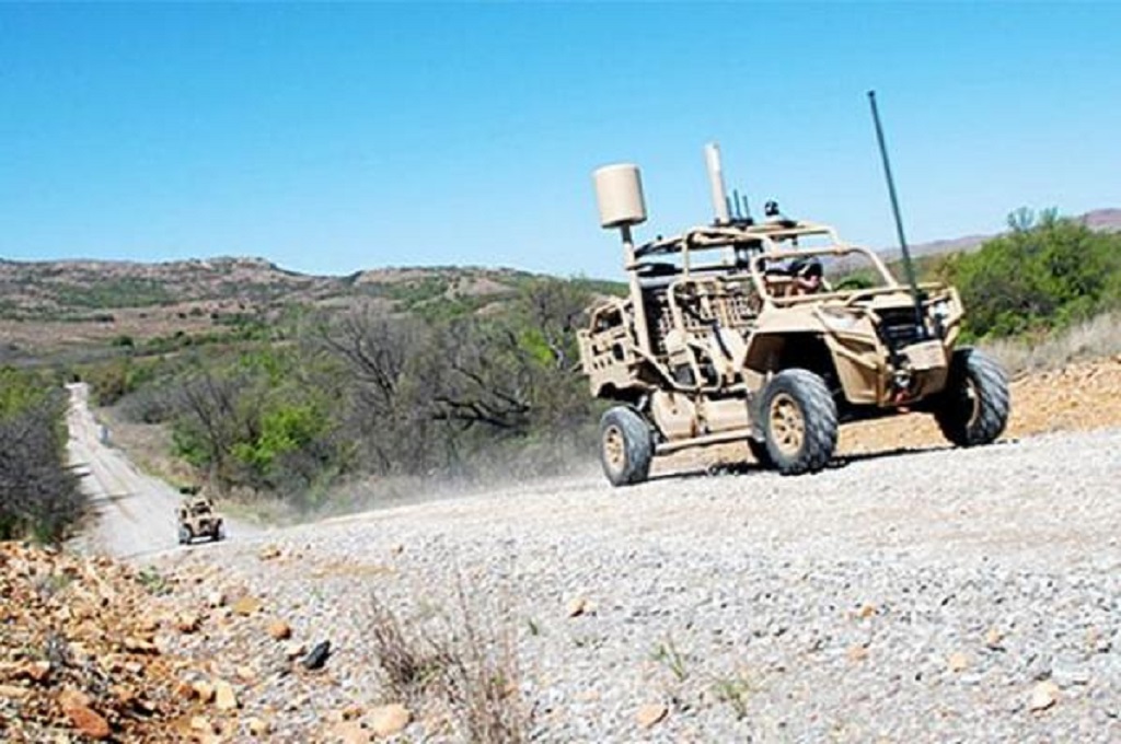 Kendaraan tempur terbaru AS, Hunter (kanan), dan Killer, diuji coba di Oklahoma, 13 April 2017. (Foto: U.S. Army photo Monica K. Guthrie)