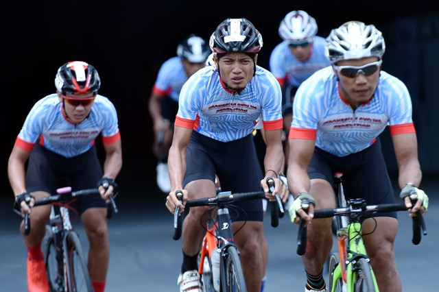 Pebalap putra Timnas Indonesia I memacu sepeda pada nomor time trial beregu profesional pada ajang balap sepeda JIEXPO Criterium di JI Expo Jakarta, Minggu 16 April. Foto Antara/Wahyu