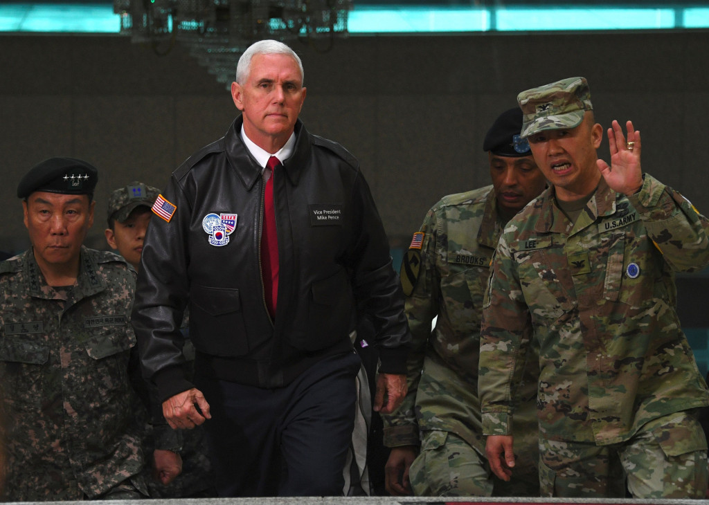 US Vice President Mike Pence (C) visits the truce village of Panmunjom in the Demilitarized Zone (DMZ) on the border between North and South Korea on April 17, 2017. (Photo:AFP/Jung Yeon-Je)