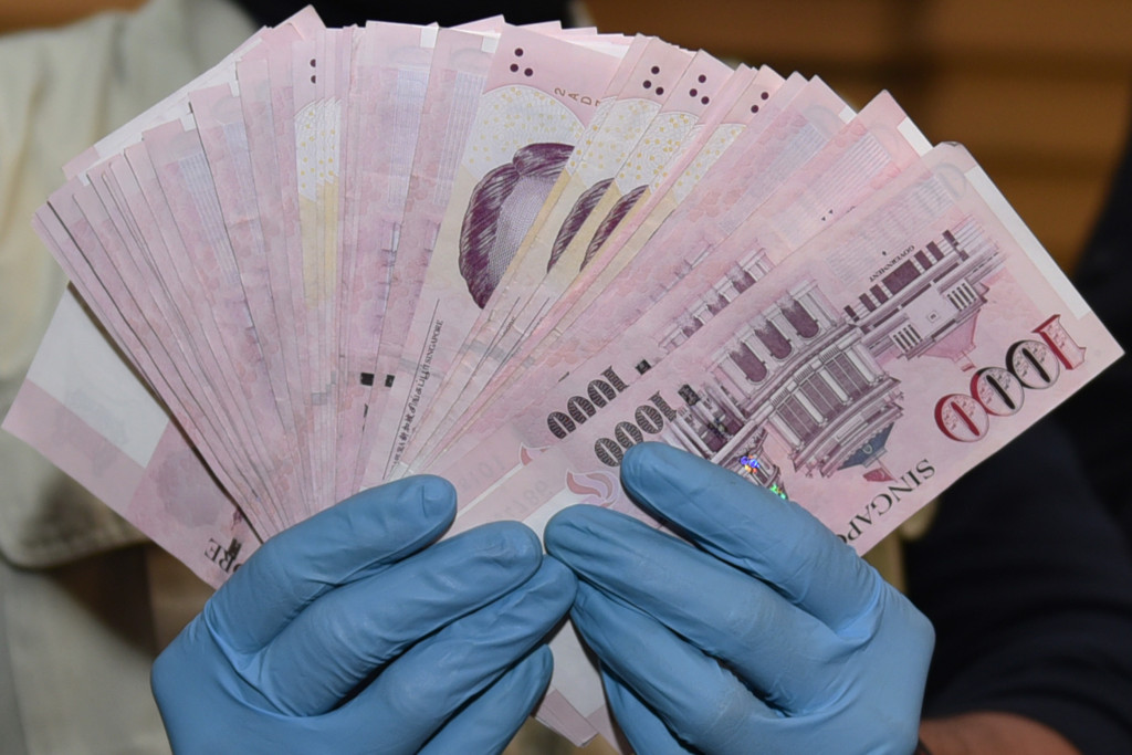 Dari 10 000 Dolar Singapura Hingga Money Changer Milik Anas Urbaningrum