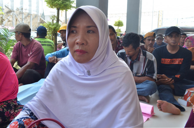 Warga Desa Tegaldowo duduk di lantai satu saat menunggu kedatangan KomiiIV DPR yag ke lokasi pabrik Semen Indonesia di Keamatan Gunem, Kabupaten Rembang, Jawa Tengah, Rabu 16 April 2017. Mereka berharap pabrik semen itu segera beroperas. Foto: MI/Haryanto