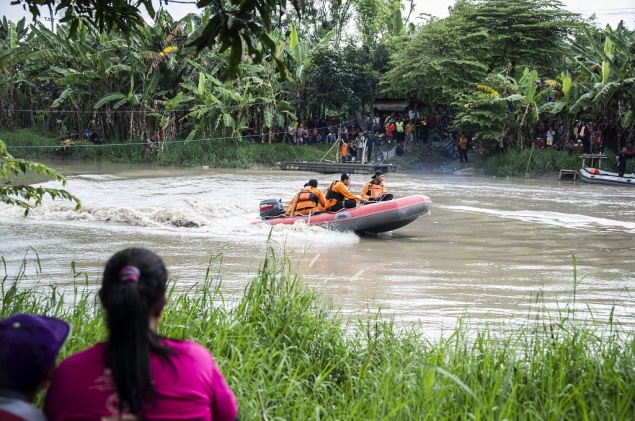 Warga Sidoarjo Bantu Cari Korban Perahu Tenggelam