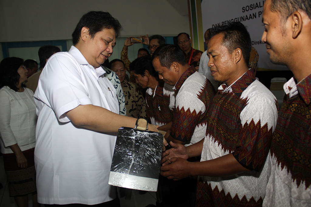 Menperin Bagi-bagi Cangkul ke Petani & Pelaku IKM di Sidoarjo