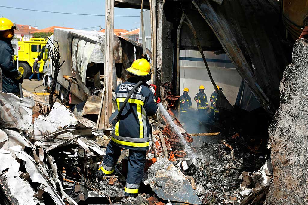 Pesawat Tabrak Gudang Supermarket, 5 Tewas