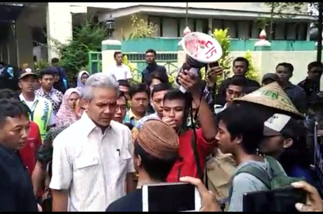 Gubernur Jawa Tengah Ganjar Pranowo saat menemui massa di depan di Wisma Kagama Universitas Gadjah Mada (UGM) Yogyakarta -- MTVN/Ahmad Mustaqim