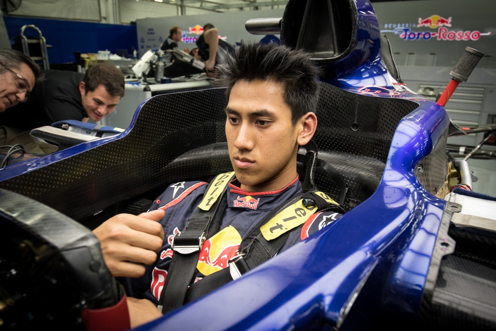 Sean saat bersiap melakoni debut sebagai test driver Toro Rosso (Dok. Sean Gelael)