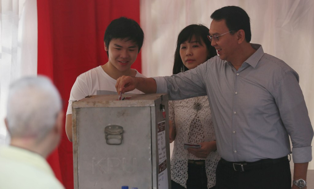 Governor Basuki Tjahaja Purnama gives his vote alongside his wife and son (Photo: Media Indonesia).
