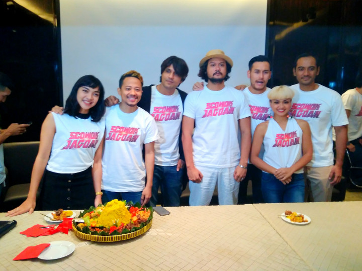 Setelah Soekarno, Ario Bayu Kembali Bertemu Tika Bravani di Film 5 Cowok Jagoan