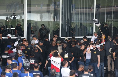 Protes Usia Pensiun, Ratusan Polisi Brasil Serbu Kongres
