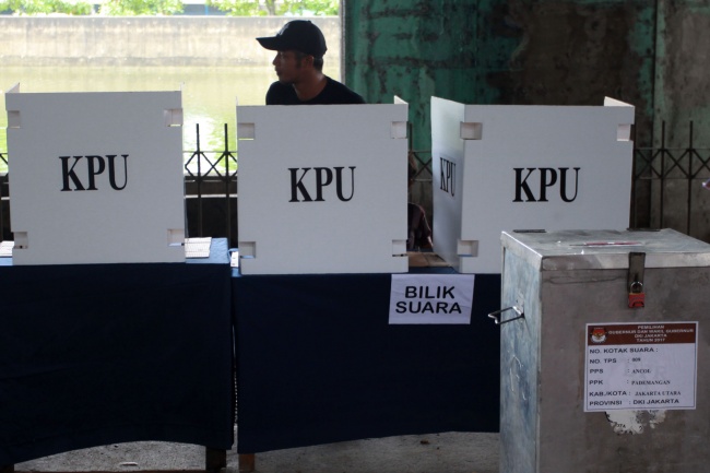 Kendurkan Urat Syaraf Pakai Meme Pilkada